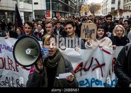 Manifestation contre la précarité et les problèmes financiers des étudiants à Lyon, France, sur 26 novembre 2019. Plusieurs rassemblements ont été organisés dans toute la France à l'appel des syndicats des Solidaires Etudiants. Le mouvement de protestation contre la précarité fait suite à la tentative de suicide d'un étudiant de Lyon sur 8 novembre 2019 devant les bureaux du Crous. (Photo de Nicolas Liponne/NurPhoto) Banque D'Images