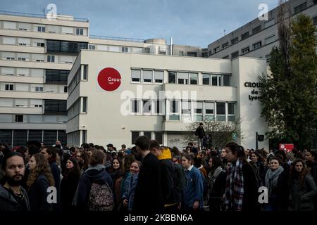 Manifestation contre la précarité et les problèmes financiers des étudiants à Lyon, France, sur 26 novembre 2019. Plusieurs rassemblements ont été organisés dans toute la France à l'appel des syndicats des Solidaires Etudiants. Le mouvement de protestation contre la précarité fait suite à la tentative de suicide d'un étudiant de Lyon sur 8 novembre 2019 devant les bureaux du Crous. (Photo de Nicolas Liponne/NurPhoto) Banque D'Images