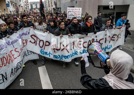 Manifestation contre la précarité et les problèmes financiers des étudiants à Lyon, France, sur 26 novembre 2019. Plusieurs rassemblements ont été organisés dans toute la France à l'appel des syndicats des Solidaires Etudiants. Le mouvement de protestation contre la précarité fait suite à la tentative de suicide d'un étudiant de Lyon sur 8 novembre 2019 devant les bureaux du Crous. (Photo de Nicolas Liponne/NurPhoto) Banque D'Images