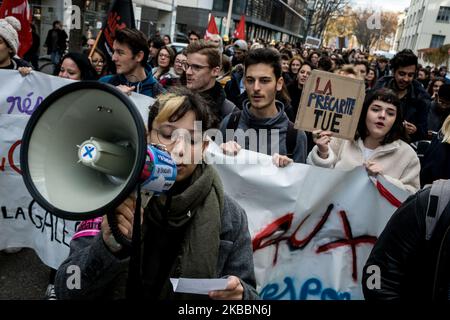 Manifestation contre la précarité et les problèmes financiers des étudiants à Lyon, France, sur 26 novembre 2019. Plusieurs rassemblements ont été organisés dans toute la France à l'appel des syndicats des Solidaires Etudiants. Le mouvement de protestation contre la précarité fait suite à la tentative de suicide d'un étudiant de Lyon sur 8 novembre 2019 devant les bureaux du Crous. (Photo de Nicolas Liponne/NurPhoto) Banque D'Images