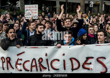 Manifestation contre la précarité et les problèmes financiers des étudiants à Lyon, France, sur 26 novembre 2019. Plusieurs rassemblements ont été organisés dans toute la France à l'appel des syndicats des Solidaires Etudiants. Le mouvement de protestation contre la précarité fait suite à la tentative de suicide d'un étudiant de Lyon sur 8 novembre 2019 devant les bureaux du Crous. (Photo de Nicolas Liponne/NurPhoto) Banque D'Images