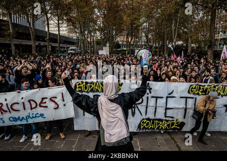 Manifestation contre la précarité et les problèmes financiers des étudiants à Lyon, France, sur 26 novembre 2019. Plusieurs rassemblements ont été organisés dans toute la France à l'appel des syndicats des Solidaires Etudiants. Le mouvement de protestation contre la précarité fait suite à la tentative de suicide d'un étudiant de Lyon sur 8 novembre 2019 devant les bureaux du Crous. (Photo de Nicolas Liponne/NurPhoto) Banque D'Images