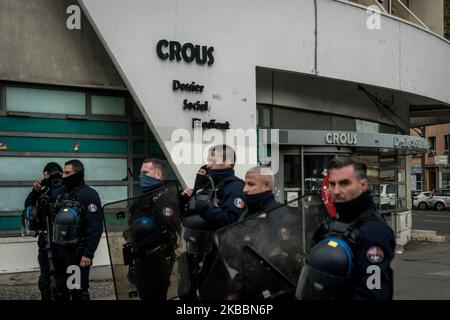 Manifestation contre la précarité et les problèmes financiers des étudiants à Lyon, France, sur 26 novembre 2019. Plusieurs rassemblements ont été organisés dans toute la France à l'appel des syndicats des Solidaires Etudiants. Le mouvement de protestation contre la précarité fait suite à la tentative de suicide d'un étudiant de Lyon sur 8 novembre 2019 devant les bureaux du Crous. (Photo de Nicolas Liponne/NurPhoto) Banque D'Images