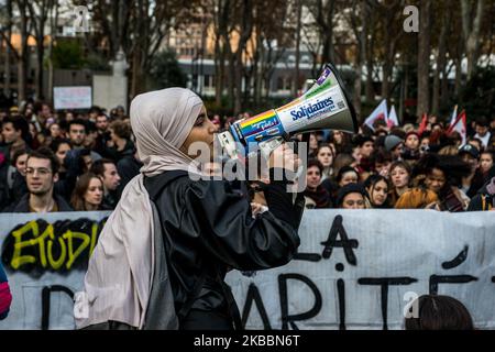 Manifestation contre la précarité et les problèmes financiers des étudiants à Lyon, France, sur 26 novembre 2019. Plusieurs rassemblements ont été organisés dans toute la France à l'appel des syndicats des Solidaires Etudiants. Le mouvement de protestation contre la précarité fait suite à la tentative de suicide d'un étudiant de Lyon sur 8 novembre 2019 devant les bureaux du Crous. (Photo de Nicolas Liponne/NurPhoto) Banque D'Images