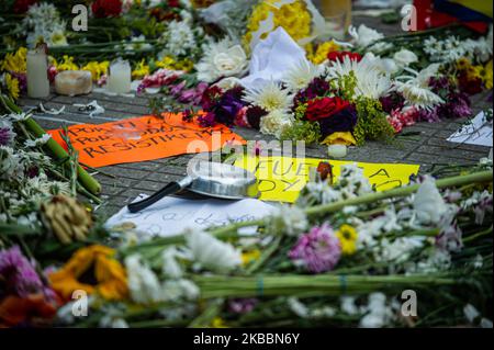 Un autel de fleurs est vu devant l'hôpital San Ignacio, à la mémoire de Dilan Cruz, un jeune homme de 18 ans, Qui a été abattu par l'escadron mobile anti-perturbations (ESMAD en espagnol) lors des manifestations antigouvernementales en Colombie a transformé ce qui a commencé comme un carnaval en deuil de masse lundi à Bogota, en Colombie, sur 25 novembre 2019. (Photo de Juan Carlos Torres/NurPhoto) Banque D'Images