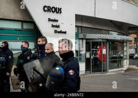 Manifestation contre la précarité et les problèmes financiers des étudiants à Lyon, France, sur 26 novembre 2019. Plusieurs rassemblements ont été organisés dans toute la France à l'appel des syndicats des Solidaires Etudiants. Le mouvement de protestation contre la précarité fait suite à la tentative de suicide d'un étudiant de Lyon sur 8 novembre 2019 devant les bureaux du Crous. (Photo de Nicolas Liponne/NurPhoto) Banque D'Images