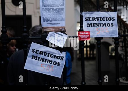 Les voisins du latin ont manifesté en faveur des travailleurs de l'amur social et contre les coupures du conseil municipal le 25 novembre 2019 à Madrid, en Espagne. (Photo par Antonio Navia/NurPhoto) Banque D'Images