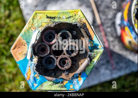 Dessus des tubes de feu brûlés en carton Banque D'Images