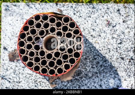 Dessus des tubes de feu brûlés en carton Banque D'Images