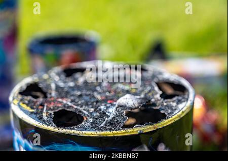 Dessus des tubes de feu brûlés en carton Banque D'Images