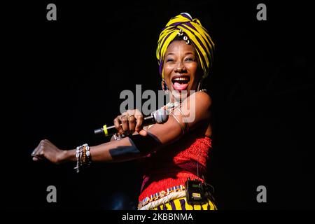 Fatoumata Diawara se produit en direct à Magazzini Generali sur 26 novembre 2019 à Milan, en Italie. Fatoumata Diawara est un chanteur-compositeur malien et plusieurs nominé au Grammy Award. Elle a reçu deux nominations au Grammy Awards 61st pour le meilleur album de musique du monde pour son album Fenfo et Best Dance Recording for Ultimatum avec le groupe anglais Disclosure (photo de Mairo Cinchetti/NurPhoto) Banque D'Images