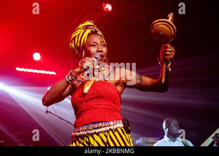 Fatoumata Diawara se produit en direct à Magazzini Generali sur 26 novembre 2019 à Milan, en Italie. Fatoumata Diawara est un chanteur-compositeur malien et plusieurs nominé au Grammy Award. Elle a reçu deux nominations au Grammy Awards 61st pour le meilleur album de musique du monde pour son album Fenfo et Best Dance Recording for Ultimatum avec le groupe anglais Disclosure (photo de Mairo Cinchetti/NurPhoto) Banque D'Images