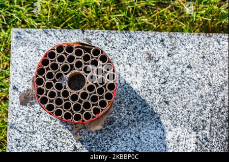 Dessus des tubes de feu brûlés en carton Banque D'Images