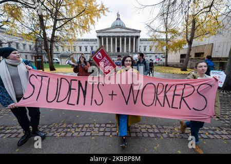 Le personnel de l'enseignement supérieur et de l'enseignement supérieur et les étudiants participent à une marche de protestation au campus de l'University College London (UCL) pour soutenir les grèves du personnel de l'université le 27 novembre 2019 à Londres, en Angleterre. Le 25th novembre, le personnel de l'enseignement supérieur a quitté 60 universités britanniques pour huit jours d'action industrielle, appelés par l'UCU (University and College Union) sur les pensions, les salaires et les conditions d'apprentissage. (Photo de Wiktor Szymanowicz/NurPhoto) Banque D'Images