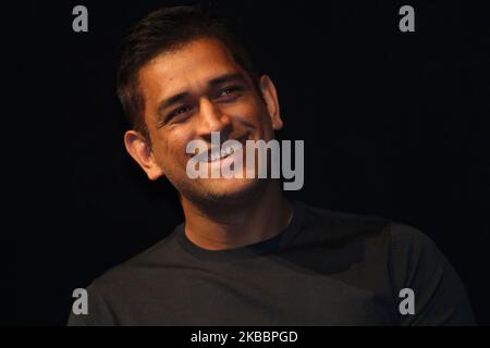 Le cricketer indien Mahendra Singh Dhoni sourit lors de l'événement promotionnel pour les montres Panerai à Mumbai, Inde, le 27 novembre 2019. (Photo par Himanshu Bhatt/NurPhoto) Banque D'Images