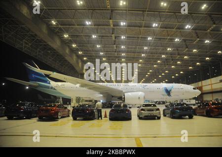 Quinze BMW série M de M Owners Club Indonesia ont participé au lancement de l'Airbus A330-900 Neo de Garuda Indonesia à l'installation de maintenance de Garuda à Tangerang, le 27 novembre 2019. BMW Indonesia et Garuda Indonesia sont des partenaires stratégiques dans ''First Class Flying Experience'' qui offre des limousines de la série BMW 7 pour les passagers de première classe Garuda Indonesia. (Photo de Dasril Roszandi/NurPhoto) Banque D'Images