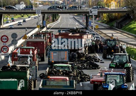 Les agriculteurs manifestent lors d'une journée nationale d'action contre leurs bas salaires pour leur travail en bloquant l'autoroute A6 au nord de Lyon, en France, le 27 novembre 2019. (Photo de Nicolas Liponne/NurPhoto) Banque D'Images