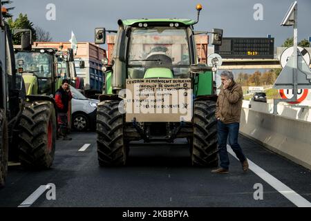 Les agriculteurs manifestent lors d'une journée nationale d'action contre leurs bas salaires pour leur travail en bloquant l'autoroute A6 au nord de Lyon, en France, le 27 novembre 2019. (Photo de Nicolas Liponne/NurPhoto) Banque D'Images