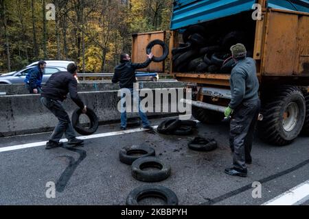 Les agriculteurs manifestent lors d'une journée nationale d'action contre leurs bas salaires pour leur travail en bloquant l'autoroute A6 au nord de Lyon, en France, le 27 novembre 2019. (Photo de Nicolas Liponne/NurPhoto) Banque D'Images