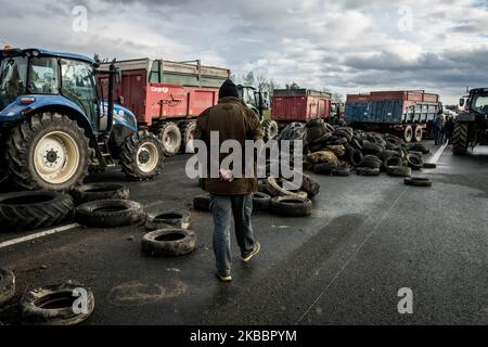 Les agriculteurs manifestent lors d'une journée nationale d'action contre leurs bas salaires pour leur travail en bloquant l'autoroute A6 au nord de Lyon, en France, le 27 novembre 2019. (Photo de Nicolas Liponne/NurPhoto) Banque D'Images