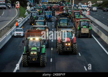 Les agriculteurs manifestent lors d'une journée nationale d'action contre leurs bas salaires pour leur travail en bloquant l'autoroute A6 au nord de Lyon, en France, le 27 novembre 2019. (Photo de Nicolas Liponne/NurPhoto) Banque D'Images