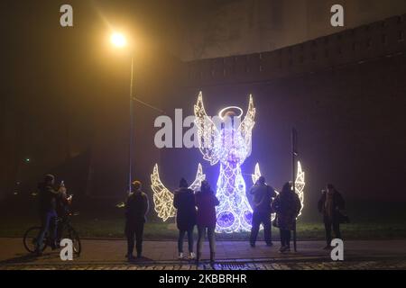 Vue sur les décors et les décors de Noël près du château de Wawel de Cracovie, lors d'un smog ou d'un brouillard sur 27 novembre. Le mercredi, 27 novembre 2019, à Cracovie, petite Pologne Voivodeship, Pologne. (Photo par Artur Widak/NurPhoto) Banque D'Images