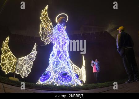 Vue sur les décors et les décors de Noël près du château de Wawel de Cracovie, lors d'un smog ou d'un brouillard sur 27 novembre. Le mercredi, 27 novembre 2019, à Cracovie, petite Pologne Voivodeship, Pologne. (Photo par Artur Widak/NurPhoto) Banque D'Images