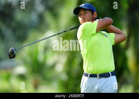 Photo action Tanapoom Kaewjoey , Tahiland tee off au trou 11 pendant 21st Sarawak International Junior Golf Championship final Round au Sarawak Golf Club sur 28 novembre 2019 à Kuching, Sarawak , Malaisie. (Photo par Muhammad Amir Abidin/NurPhoto) Banque D'Images