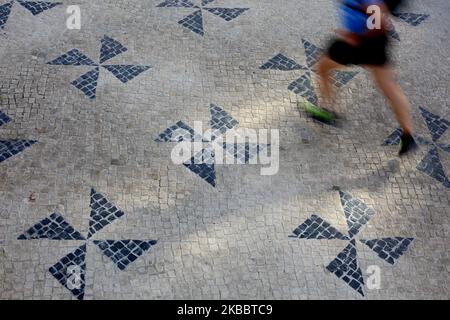 Une chaussée à motifs est photographiée à Lisbonne, au Portugal, sur 19 août 2019. (Image du fichier) le trottoir portugais (Calada Portuguesa), qui date du milieu du siècle 19th, est un trottoir de style traditionnel utilisé dans de nombreuses zones piétonnes de la campagne et dans d'anciennes colonies portugaises comme Macao et le Brésil. Est fait avec de petits morceaux de pierres disposés dans un motif ou une image, habituellement utilisé sur les trottoirs, mais c'est dans les carrés et les oreillettes que cet art trouve son expression la plus profonde. (Photo par Pedro Fiúza/NurPhoto) Banque D'Images