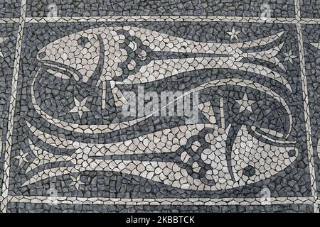 Une chaussée à motifs est photographiée à Lisbonne, au Portugal, sur 27 novembre 2019. Le trottoir portugais (Calada Portuguesa), qui date du milieu du siècle 19th, est un trottoir de style traditionnel utilisé dans de nombreuses zones piétonnes et dans d'anciennes colonies portugaises comme Macao et le Brésil. Est fait avec de petits morceaux de pierres disposés dans un motif ou une image, habituellement utilisé sur les trottoirs, mais c'est dans les carrés et les oreillettes que cet art trouve son expression la plus profonde. (Photo par Pedro Fiúza/NurPhoto) Banque D'Images