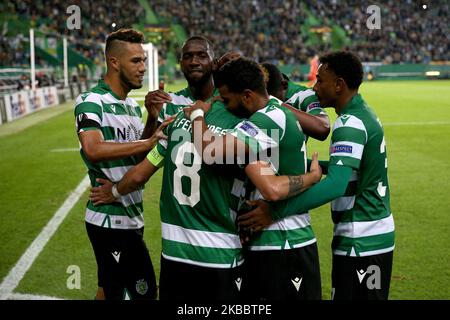 Bruno Fernandes, du Sporting CP, fête avec ses coéquipiers après avoir obtenu son score lors du match de football du Groupe D de l'UEFA Europa League entre le Sporting CP et le PSV Eindhoven au stade Alvalade de Lisbonne, au Portugal, sur 28 novembre 2019. (Photo par Pedro Fiúza/NurPhoto) Banque D'Images