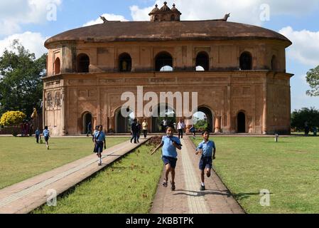 Les enfants visitent rang Ghar comme une tournée éducative à l'occasion de la Journée des enfants, qui célèbre à travers l'Inde, à Sivsagar à Assam le 14 novembre 2019. Le ranch Ghar est un bâtiment à deux étages qui servait autrefois de pavillon sportif royal Ahom Kings. (Photo de David Talukdar/NurPhoto) Banque D'Images