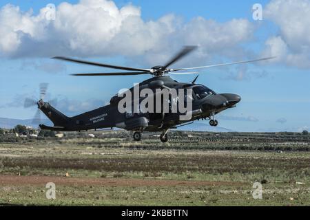 Un HH-139A pendant un atterrissage. La « semaine du rétablissement du personnel 19-01 » était l'activité de formation à la 37th e Escadre de l'Armée de l'Air italienne. Fucilieri dell'Aria, opérateurs de forces spéciales, pilotes Eurofighter, équipes HH-139A et CAEW (Conformal Airborne Early Warning) formées aux opérations de sauvetage de combat pour le personnel militaire et civil isolé en territoire hostile. 27 novembre 2019 à Trapani, Italie (photo de Francesco Militello Mirto/NurPhoto) Banque D'Images