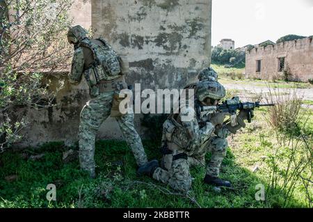 La « semaine du rétablissement du personnel 19-01 » était l'activité de formation à la 37th e Escadre de l'Armée de l'Air italienne. Fucilieri dell'Aria, opérateurs de forces spéciales, pilotes Eurofighter, équipes HH-139A et CAEW (Conformal Airborne Early Warning) formées aux opérations de sauvetage de combat pour le personnel militaire et civil isolé en territoire hostile. 27 novembre 2019 à Trapani, Italie (photo de Francesco Militello Mirto/NurPhoto) Banque D'Images