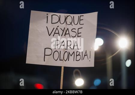 Les manifestations se poursuivent à Bogota, en Colombie, le 28 novembre 2019. Devant la Carulla, sur 85th Street, des groupes musicaux, des percussionnistes et des citoyens ont été invités à assister à une manifestation pacifique, 'Drums more', à laquelle se joindront des casséroles, des tambours et différents instruments de musique. (Photo de Juan Carlos Torres/NurPhoto) Banque D'Images