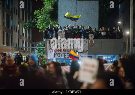 Les manifestations se poursuivent à Bogota, en Colombie, le 28 novembre 2019. Devant la Carulla, sur 85th Street, des groupes musicaux, des percussionnistes et des citoyens ont été invités à assister à une manifestation pacifique, 'Drums more', à laquelle se joindront des casséroles, des tambours et différents instruments de musique. (Photo de Juan Carlos Torres/NurPhoto) Banque D'Images