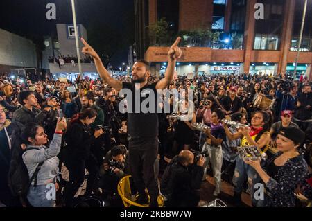 Les manifestations se poursuivent à Bogota, en Colombie, le 28 novembre 2019. Devant la Carulla, sur 85th Street, des groupes musicaux, des percussionnistes et des citoyens ont été invités à assister à une manifestation pacifique, 'Drums more', à laquelle se joindront des casséroles, des tambours et différents instruments de musique. (Photo de Juan Carlos Torres/NurPhoto) Banque D'Images