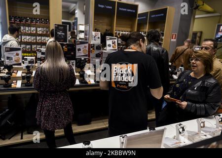 Les clients commencent leurs achats spéciaux du Vendredi fou , le jeudi 29 novembre, à Athènes, Grèce (photo par Dimitris Lampropoulos/NurPhoto) Banque D'Images