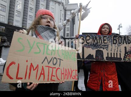 Les manifestants du climat prennent part à la « grève mondiale du climat », dans le cadre des manifestations hebdomadaires des vendredis pour le futur mouvement des jeunes, près du bâtiment du gouvernement ukrainien à Kiev, en Ukraine, le 29 novembre 2019. Le 28 novembre 2019, le Parlement européen a approuvé une résolution déclarant une urgence climatique et environnementale en Europe et dans le monde. (Photo par STR/NurPhoto) Banque D'Images