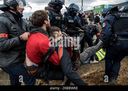 Blocage du dépôt amazonien à Saint Priest, près de Lyon, France, le 29 novembre 2019 par divers groupes environnementaux tels que ANV-COP 21, Alternatiba, Attacc et la rébellion d'extinction, à l'occasion de la journée de mobilisation contre le Vendredi fou appelé Block Friday. Les manifestants ont été évacués violemment par la police au milieu de la matinée. (Photo de Nicolas Liponne/NurPhoto) Banque D'Images