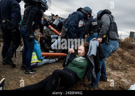 Blocage du dépôt amazonien à Saint Priest, près de Lyon, France, le 29 novembre 2019 par divers groupes environnementaux tels que ANV-COP 21, Alternatiba, Attacc et la rébellion d'extinction, à l'occasion de la journée de mobilisation contre le Vendredi fou appelé Block Friday. Les manifestants ont été évacués violemment par la police au milieu de la matinée. (Photo de Nicolas Liponne/NurPhoto) Banque D'Images