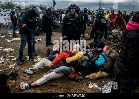 Blocage du dépôt amazonien à Saint Priest, près de Lyon, France, le 29 novembre 2019 par divers groupes environnementaux tels que ANV-COP 21, Alternatiba, Attacc et la rébellion d'extinction, à l'occasion de la journée de mobilisation contre le Vendredi fou appelé Block Friday. Les manifestants ont été évacués violemment par la police au milieu de la matinée. (Photo de Nicolas Liponne/NurPhoto) Banque D'Images