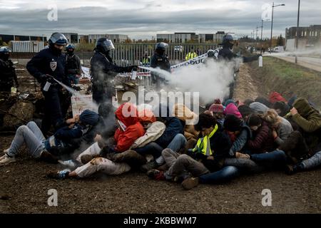 Blocage du dépôt amazonien à Saint Priest, près de Lyon, France, le 29 novembre 2019 par divers groupes environnementaux tels que ANV-COP 21, Alternatiba, Attacc et la rébellion d'extinction, à l'occasion de la journée de mobilisation contre le Vendredi fou appelé Block Friday. Les manifestants ont été évacués violemment par la police au milieu de la matinée. (Photo de Nicolas Liponne/NurPhoto) Banque D'Images