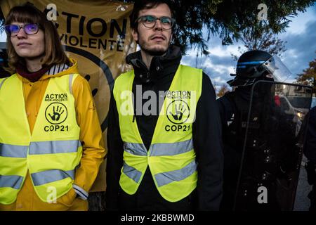 Blocage du dépôt amazonien à Saint Priest, près de Lyon, France, le 29 novembre 2019 par divers groupes environnementaux tels que ANV-COP 21, Alternatiba, Attacc et la rébellion d'extinction, à l'occasion de la journée de mobilisation contre le Vendredi fou appelé Block Friday. Les manifestants ont été évacués violemment par la police au milieu de la matinée. (Photo de Nicolas Liponne/NurPhoto) Banque D'Images