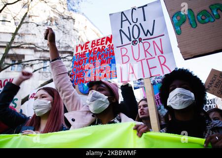 Les activistes défilent le long de Cockspur Street lors de la dernière manifestation « Climate Strike » à Londres, en Angleterre, sur 29 novembre 2019. La grève climatique d'aujourd'hui arrive à la fin d'une année au cours de laquelle l'activisme climatique a pris le devant de la scène dans les villes du monde entier, mené à la fois par le mouvement d'attaquant « Fridays for future » inspiré par Greta Thunberg et par les activistes de la rébellion contre l'extinction tout aussi mondiale. La semaine prochaine, la Conférence des Nations Unies sur les changements climatiques de deux semaines COP25 commencera à Madrid. (Photo de David Cliff/NurPhoto) Banque D'Images