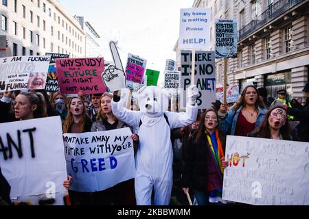 Les activistes marchent sur Regent Street St James's lors de la dernière manifestation « Climate Strike » à Londres, en Angleterre, sur 29 novembre 2019. La grève climatique d'aujourd'hui arrive à la fin d'une année au cours de laquelle l'activisme climatique a pris le devant de la scène dans les villes du monde entier, mené à la fois par le mouvement d'attaquant « Fridays for future » inspiré par Greta Thunberg et par les activistes de la rébellion contre l'extinction tout aussi mondiale. La semaine prochaine, la Conférence des Nations Unies sur les changements climatiques de deux semaines COP25 commencera à Madrid. (Photo de David Cliff/NurPhoto) Banque D'Images