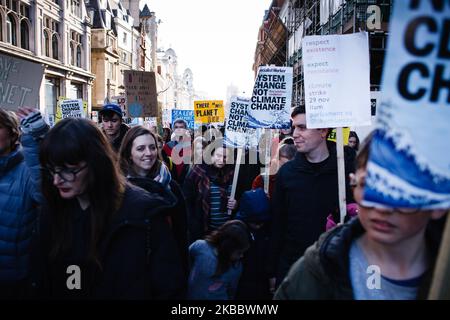 Les activistes défilent le long de Whitehall lors de la dernière manifestation de « grève climatique » à Londres, en Angleterre, sur 29 novembre 2019. La grève climatique d'aujourd'hui arrive à la fin d'une année au cours de laquelle l'activisme climatique a pris le devant de la scène dans les villes du monde entier, mené à la fois par le mouvement d'attaquant « Fridays for future » inspiré par Greta Thunberg et par les activistes de la rébellion contre l'extinction tout aussi mondiale. La semaine prochaine, la Conférence des Nations Unies sur les changements climatiques de deux semaines COP25 commencera à Madrid. (Photo de David Cliff/NurPhoto) Banque D'Images