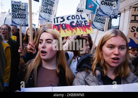 Les activistes défilent le long de Cockspur Street lors de la dernière manifestation « Climate Strike » à Londres, en Angleterre, sur 29 novembre 2019. La grève climatique d'aujourd'hui arrive à la fin d'une année au cours de laquelle l'activisme climatique a pris le devant de la scène dans les villes du monde entier, mené à la fois par le mouvement d'attaquant « Fridays for future » inspiré par Greta Thunberg et par les activistes de la rébellion contre l'extinction tout aussi mondiale. La semaine prochaine, la Conférence des Nations Unies sur les changements climatiques de deux semaines COP25 commencera à Madrid. (Photo de David Cliff/NurPhoto) Banque D'Images