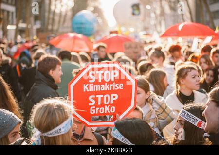 Des étudiants participent à la manifestation climatique « vendredi de l'avenir » à Cologne, en Allemagne, le 29 novembre 2019. 12000 personnes participent à la démonstration. (Photo de Ying Tang/NurPhoto) Banque D'Images