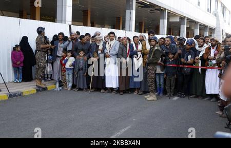 Des parents reçoivent des détenus houthistes qui arrivent dans la capitale de Sana'a après qu'ils aient été libérés par la coalition conduite par l'Arabie saoudite, sur 28 novembre 2019. Quelques 128 détenus houthistes sont arrivés jeudi à Sanaa, la capitale yéménite, après avoir été libérés par la coalition conduite par l'Arabie saoudite, alors que les efforts pour mettre fin au conflit de cinq ans prennent de l'ampleur. (Photo par Mohammed Hamoud/NurPhoto) Banque D'Images